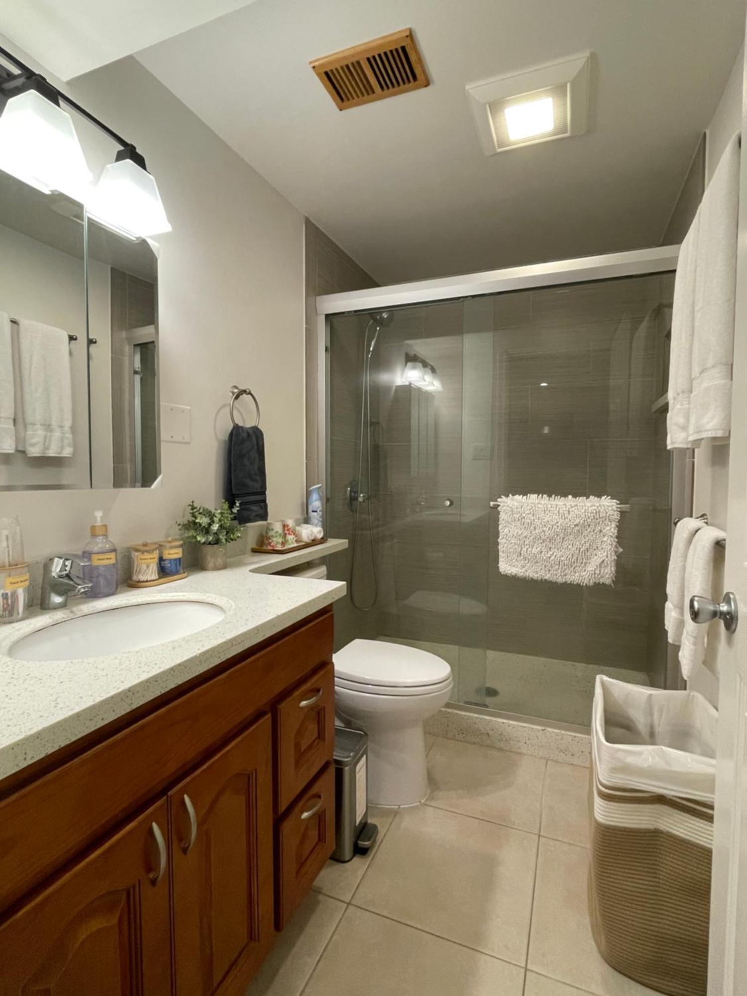 9Am Check-In Coastal Getaway - Luxe Suite Near Cliff, Lake & Local Shops Дейли-Сити Экстерьер фото